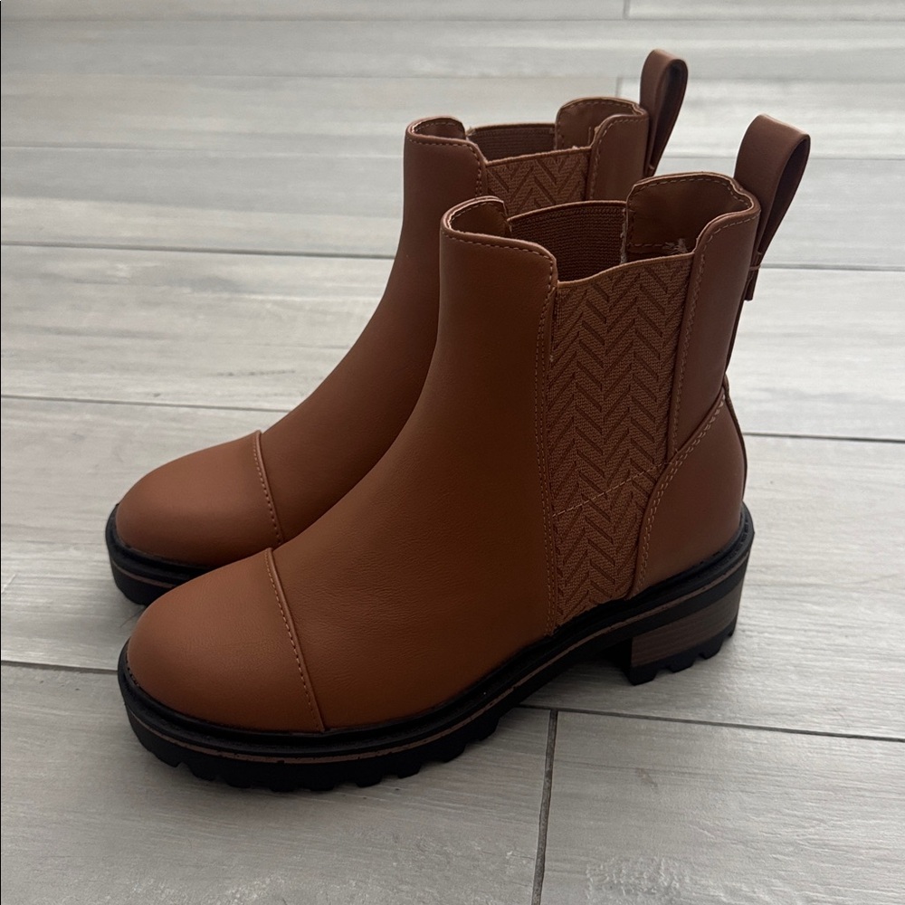 NWOT JOURNEE COLLECTION Tan Leather Ankle Boots